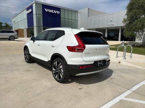 2025 Volvo XC40 B5 Ultra Bright Theme