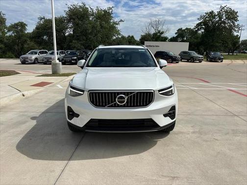 2025 Volvo XC40 B5 Ultra Bright Theme