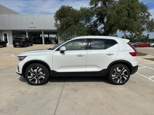 2025 Volvo XC40 B5 Ultra Bright Theme
