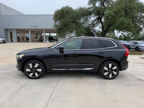 Onyx Black Metallic 2023 Volvo XC60 Recharge Plug-In Hybrid T8 Plus Bright Theme