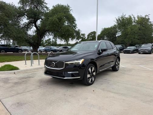 Onyx Black Metallic 2023 Volvo XC60 Recharge Plug-In Hybrid T8 Plus Bright Theme