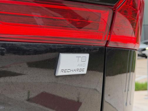 Onyx Black Metallic 2023 Volvo XC60 Recharge Plug-In Hybrid T8 Plus Bright Theme