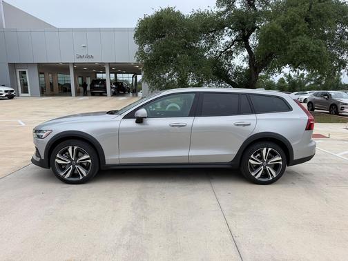 Silver Dawn 2025 Volvo V60 Cross Country Plus, B5 AWD Gas (mild hybrid)