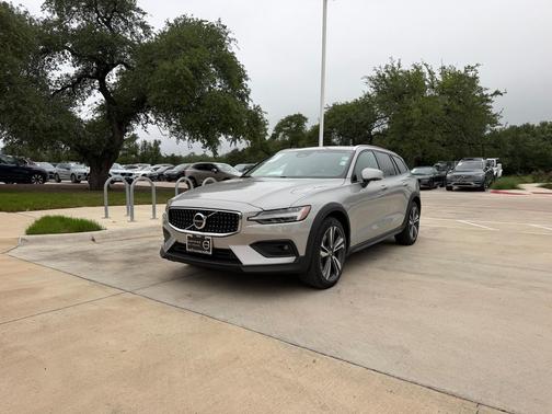 Silver Dawn 2025 Volvo V60 Cross Country Plus, B5 AWD Gas (mild hybrid)