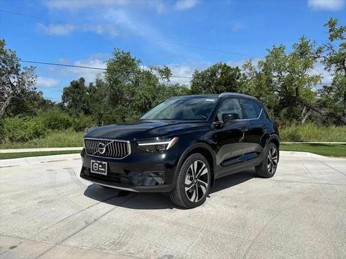 2025 Volvo XC40 B5 Plus Bright Theme