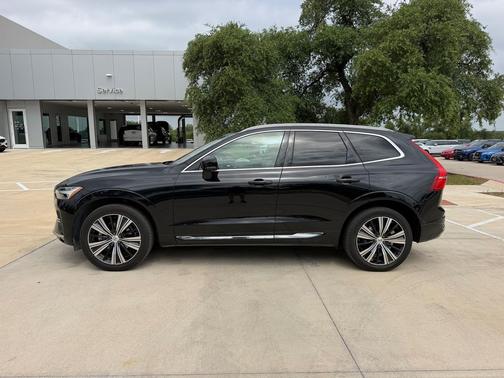 Onyx Black Metallic 2023 Volvo XC60 B5 Plus Bright Theme