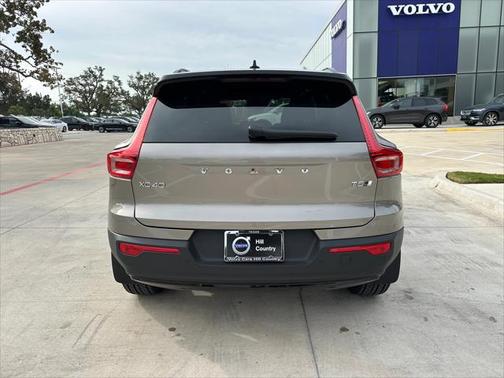 2022 Volvo XC40 T5 R-Design