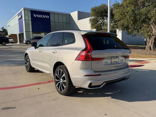 2023 Volvo XC60 B5 Plus Dark Theme