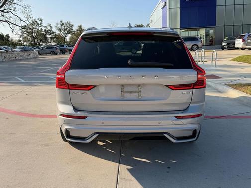 2023 Volvo XC60 B5 Plus Dark Theme