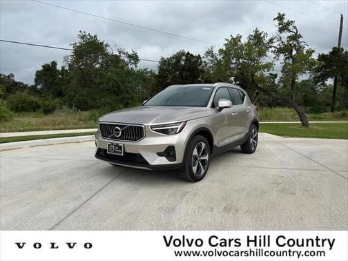 2024 Volvo XC40 B5 Plus Bright Theme
