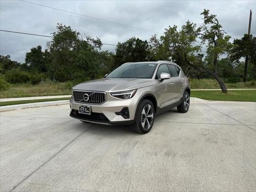 2024 Volvo XC40 B5 Plus Bright Theme
