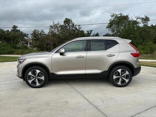 2024 Volvo XC40 B5 Plus Bright Theme
