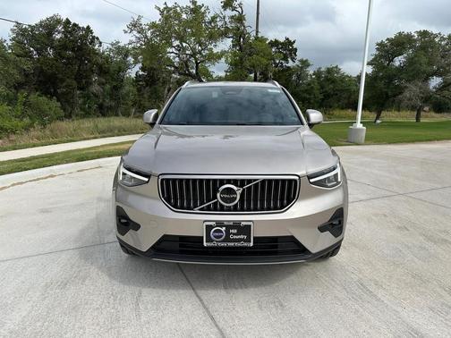 2024 Volvo XC40 B5 Plus Bright Theme