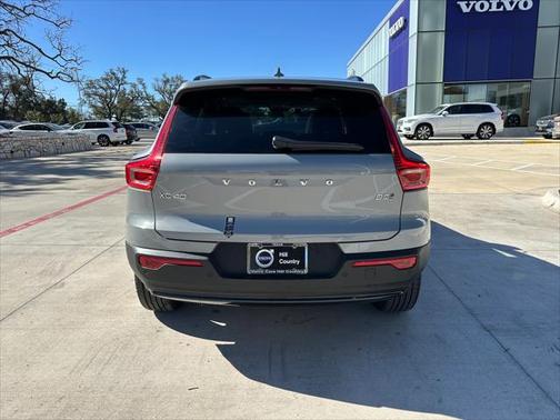 2025 Volvo XC40 B5 Plus Dark Theme