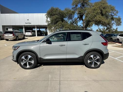 2025 Volvo XC40 B5 Plus Dark Theme