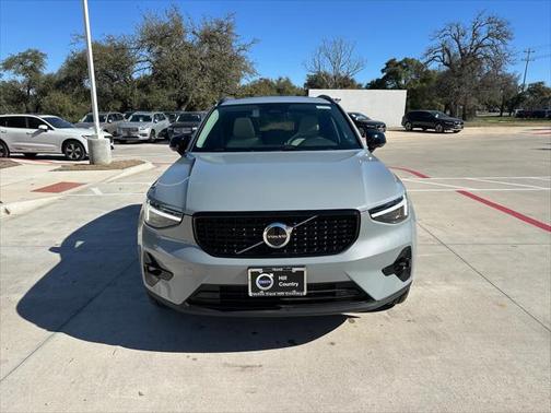 2025 Volvo XC40 B5 Plus Dark Theme