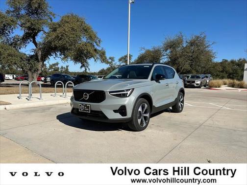 2025 Volvo XC40 B5 Plus Dark Theme