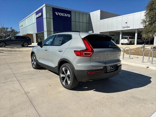 2025 Volvo XC40 B5 Plus Dark Theme
