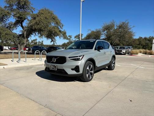 2025 Volvo XC40 B5 Plus Dark Theme