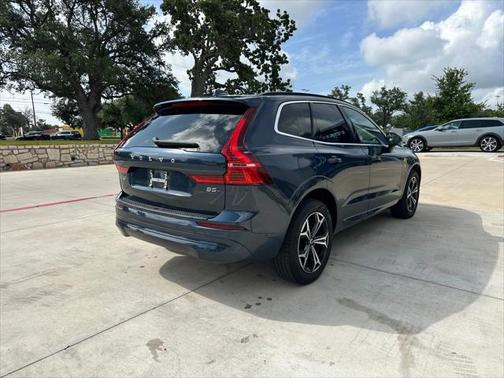 2022 Volvo XC60 B5 Momentum