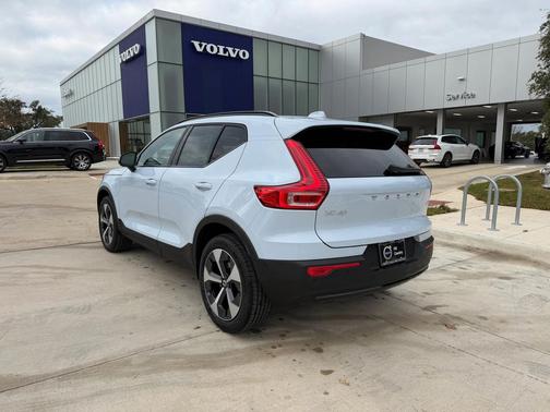 2026 Volvo XC40 B5 Plus