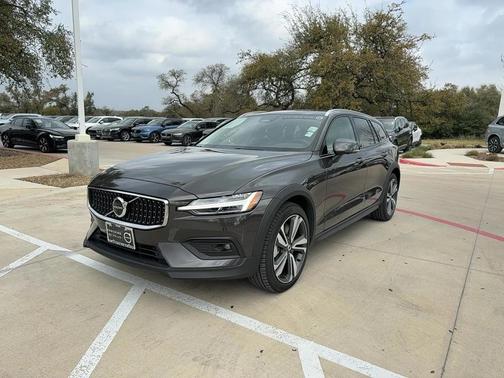 2025 Volvo V60 Cross Country Plus, B5 AWD Gas (mild hybrid)