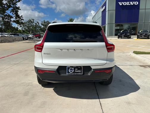 2025 Volvo EX40 Twin Motor Core