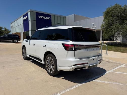 Radiant White 2026 INFINITI QX80 Luxe