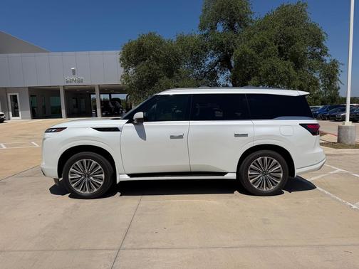Radiant White 2026 INFINITI QX80 Luxe