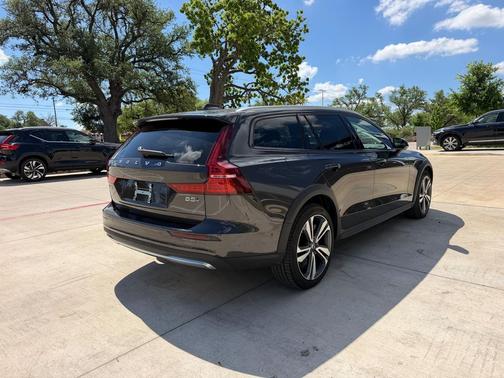 2025 Volvo V60 Cross Country Plus, B5 AWD Gas (mild hybrid)