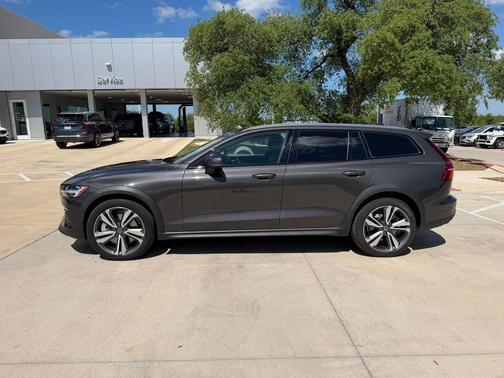 2025 Volvo V60 Cross Country Plus, B5 AWD Gas (mild hybrid)