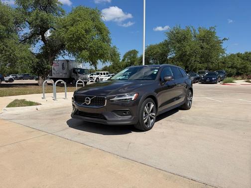 2025 Volvo V60 Cross Country Plus, B5 AWD Gas (mild hybrid)