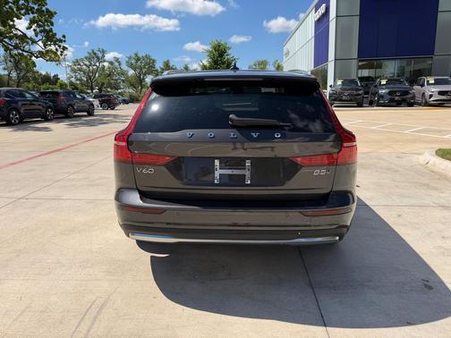 2025 Volvo V60 Cross Country Plus, B5 AWD Gas (mild hybrid)