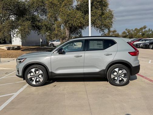 2026 Volvo XC40 Plus, B5 AWD Gas (mild hybrid), Dark