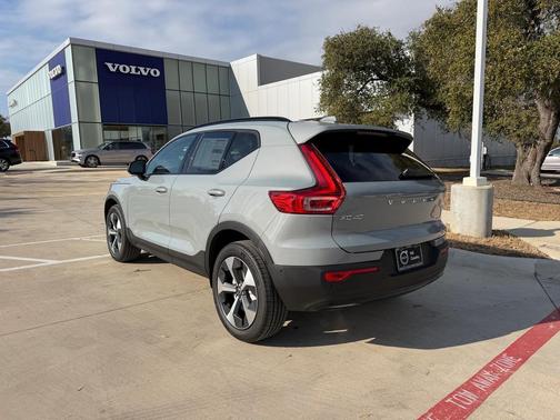 2026 Volvo XC40 Plus, B5 AWD Gas (mild hybrid), Dark