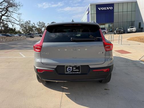 2026 Volvo XC40 Plus, B5 AWD Gas (mild hybrid), Dark