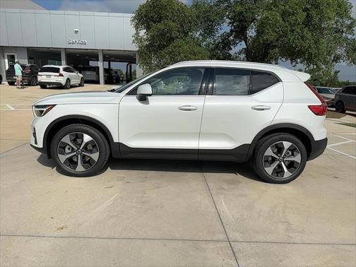 2025 Volvo XC40 B5 Core Bright Theme
