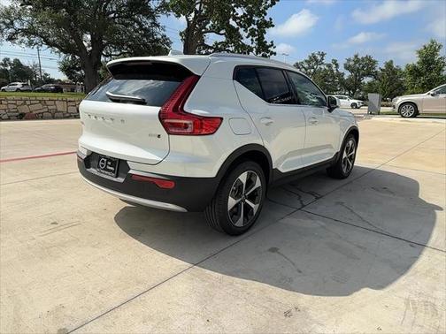 2025 Volvo XC40 B5 Core Bright Theme