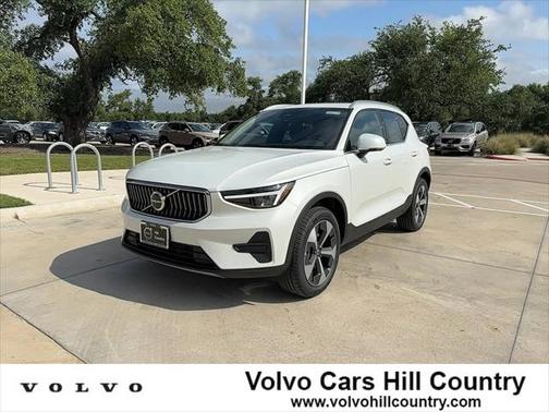 2025 Volvo XC40 B5 Core Bright Theme