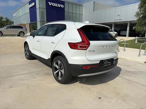 2025 Volvo XC40 B5 Core Bright Theme
