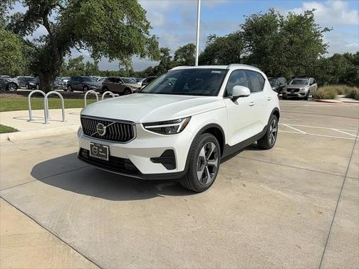 2025 Volvo XC40 B5 Core Bright Theme