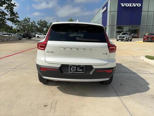 2025 Volvo XC40 B5 Core Bright Theme