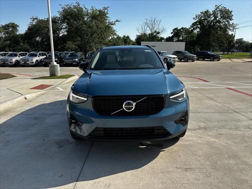 2025 Volvo XC40 B5 Plus Dark Theme