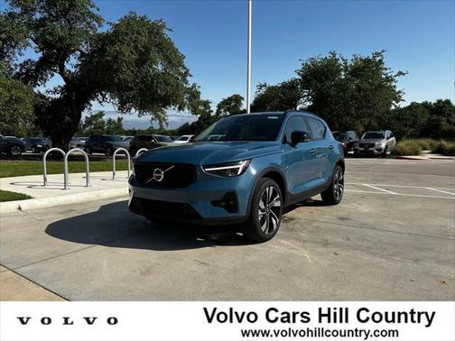 2025 Volvo XC40 B5 Plus Dark Theme
