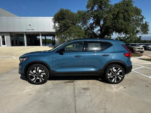 2025 Volvo XC40 B5 Plus Dark Theme