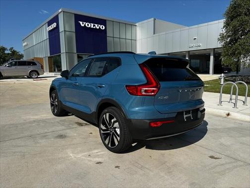 2025 Volvo XC40 B5 Plus Dark Theme