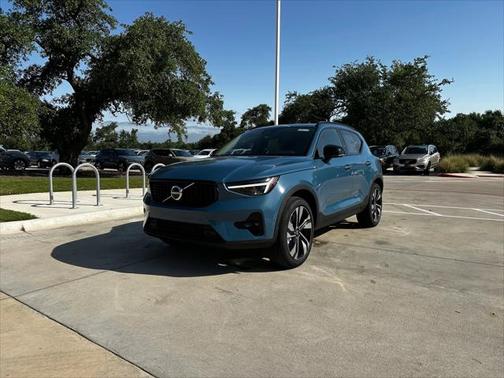 2025 Volvo XC40 B5 Plus Dark Theme