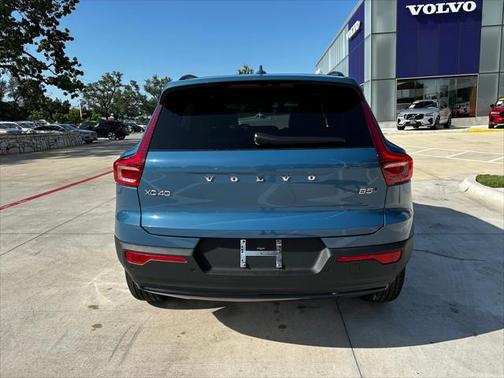 2025 Volvo XC40 B5 Plus Dark Theme