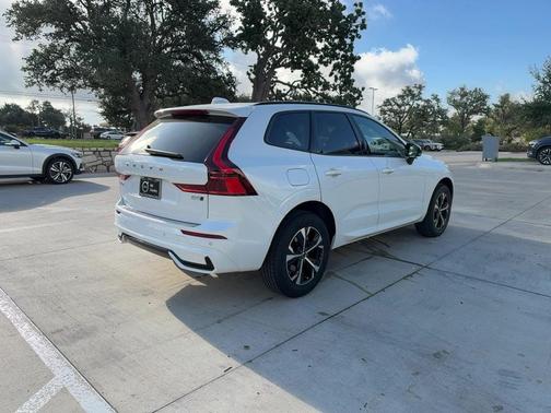 Crystal White 2027 Volvo XC60 Core