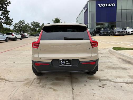 Sand Dune Metallic 2026 Volvo XC40 Plus, B5 AWD Gas (mild hybrid), Dark